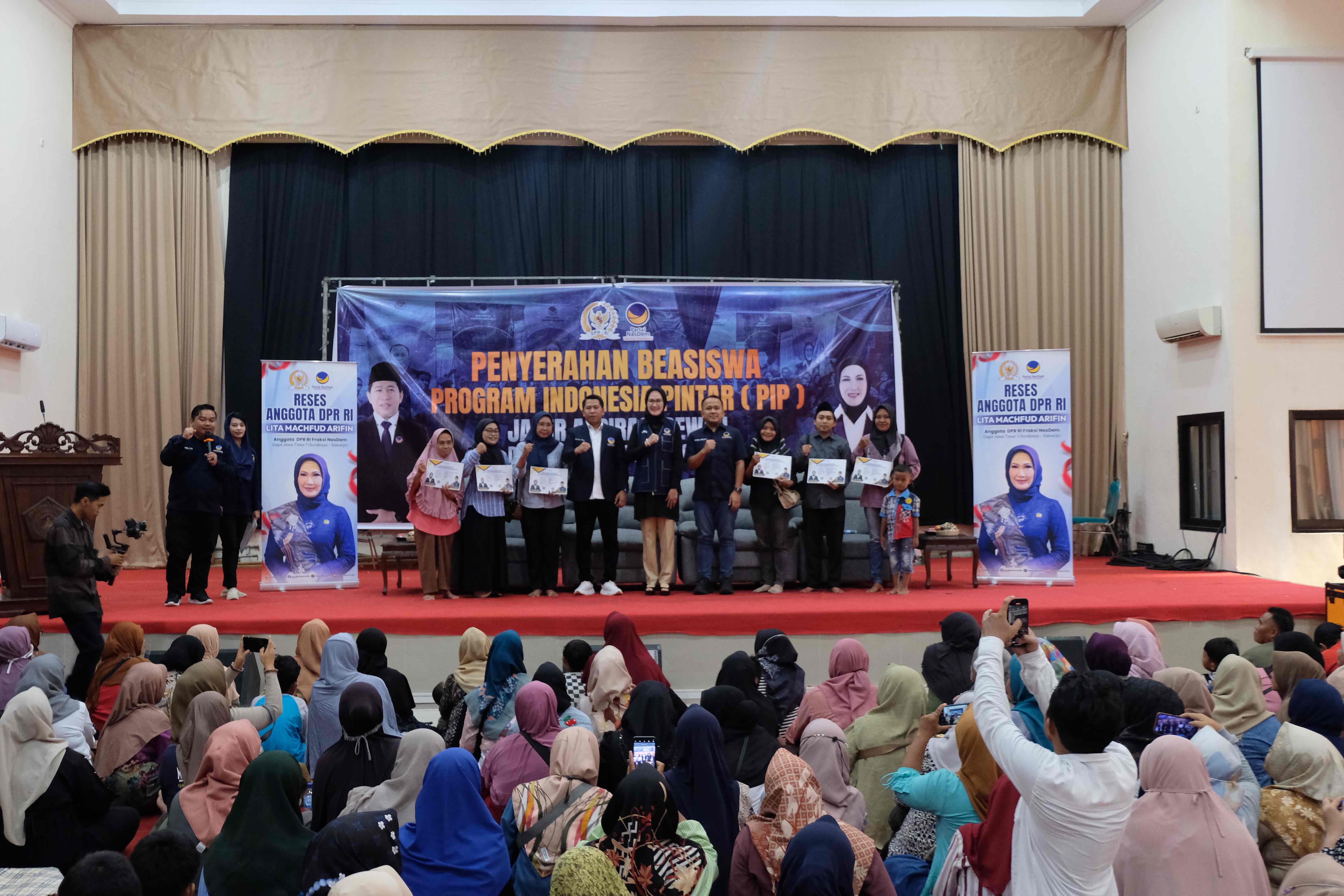 Partai NasDem Serahkan 1200 Beasiswa PIP di Sidoarjo