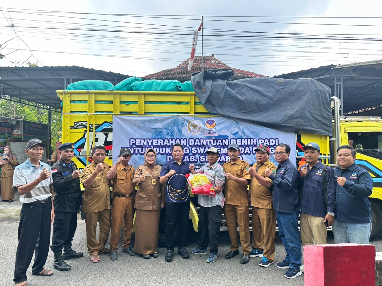 NasDem Salurkan 70 Ton Lebih Benih Padi untuk 103 Kelompok Tani di Sidoarjo
