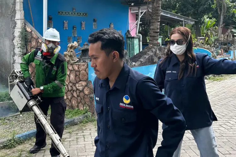 Cegah DBD, NasDem Sidoarjo Gelar Fogging dan Bagikan Sembako di Krian