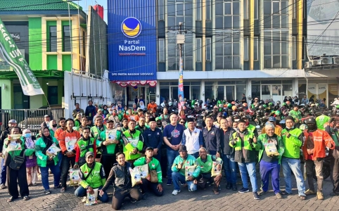 Selalu Dekat Dengan Rakyat, Partai NasDem Sidoarjo Bagikan Ratusan Paket Beras Kepada Pengemudi Ojol