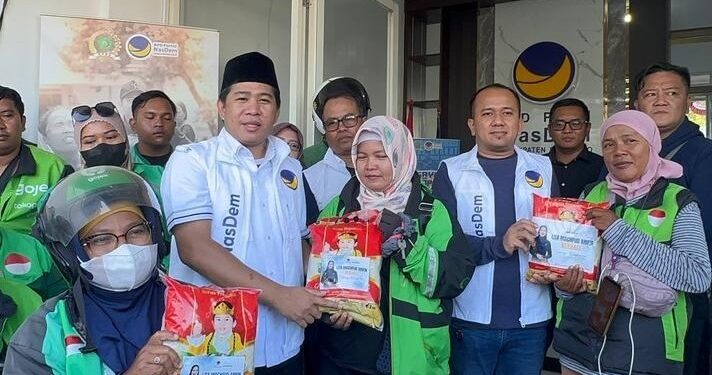 Wujud Kepedulian, NasDem Sidoarjo Bagikan 300 Paket Beras dan Beasiswa untuk Anak Ojol