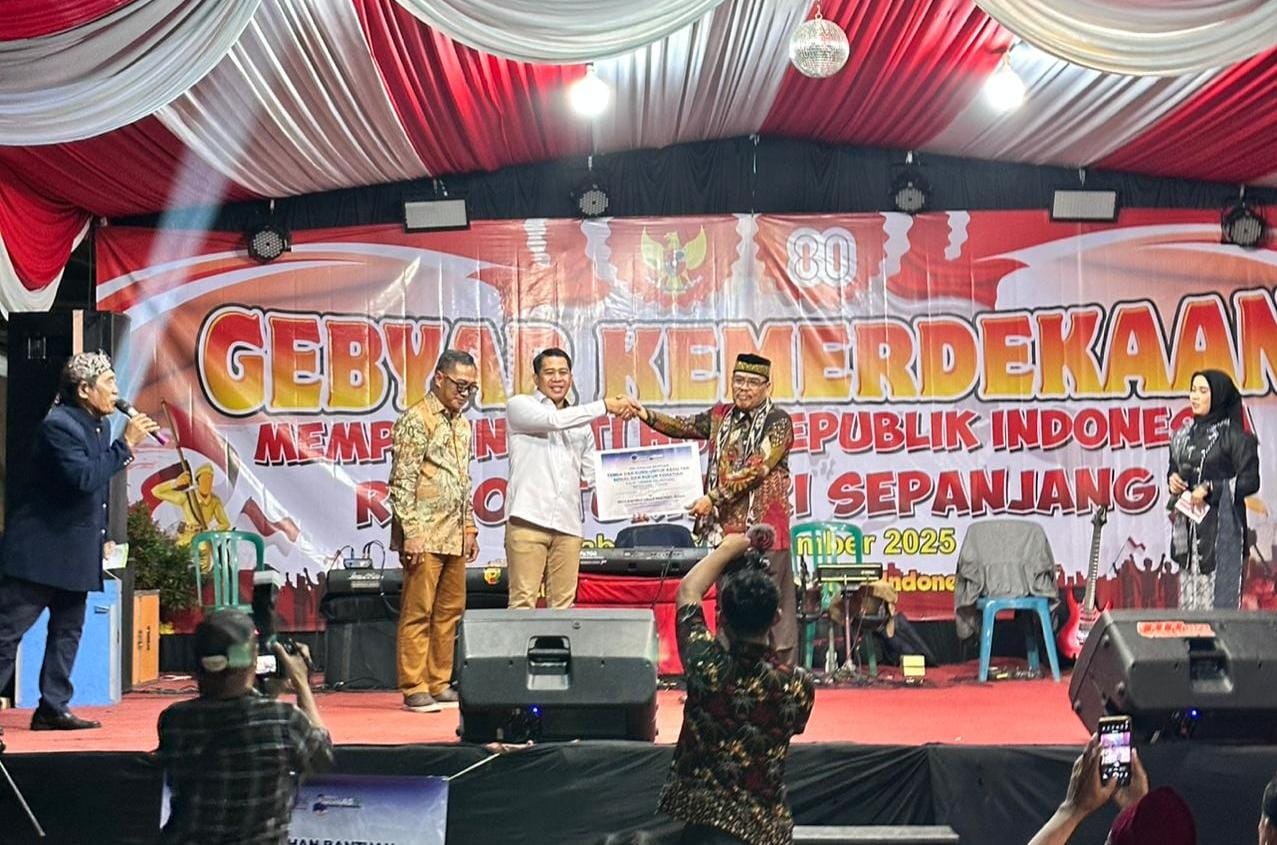 Tepati Janji Politik, Zakaria Dimas Serahkan Bantuan Tenda dan Kursi untuk Warga RW 01 Sepanjang Taman